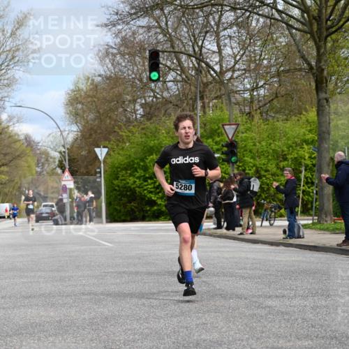 12.04.2026 - 45. Internationalen Wilhelmsburger Insellauf J. Mangold http://msf.ph/oto/9507945 12.04.2026 12:50:04 Ziel 5527, 4505, 5146, 5280, 5483, 2734, 2734, 5601, 5659, 5678 meine-sportfotos.de