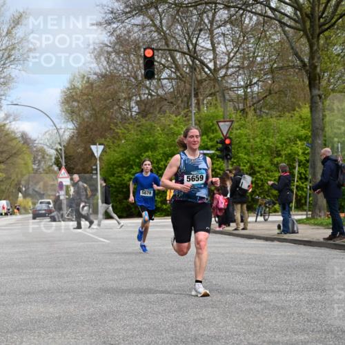 12.04.2026 - 45. Internationalen Wilhelmsburger Insellauf J. Mangold http://msf.ph/oto/9508004 12.04.2026 12:50:18 Ziel 5280, 5483, 2734, 5601, 5659, 5678, 5530, 5825, 5411 meine-sportfotos.de