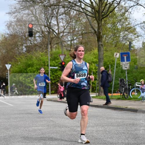 12.04.2026 - 45. Internationalen Wilhelmsburger Insellauf J. Mangold http://msf.ph/oto/9508012 12.04.2026 12:50:19 Ziel 5280, 5483, 2734, 5601, 5659, 5678, 5530, 5825, 5411 meine-sportfotos.de