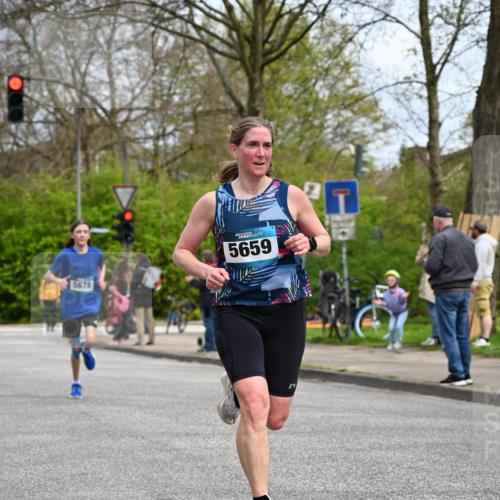 12.04.2026 - 45. Internationalen Wilhelmsburger Insellauf J. Mangold http://msf.ph/oto/9508016 12.04.2026 12:50:19 Ziel 5280, 5483, 2734, 5601, 5659, 5678, 5530, 5825, 5411 meine-sportfotos.de