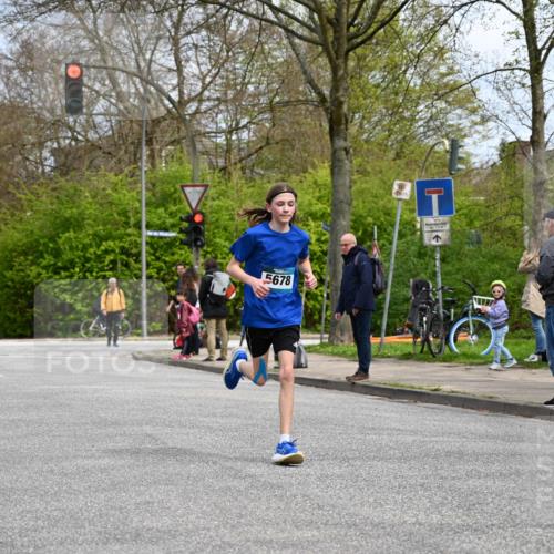 12.04.2026 - 45. Internationalen Wilhelmsburger Insellauf J. Mangold http://msf.ph/oto/9508019 12.04.2026 12:50:20 Ziel 5483, 2734, 5601, 5659, 5678, 5530, 5825, 5411 meine-sportfotos.de