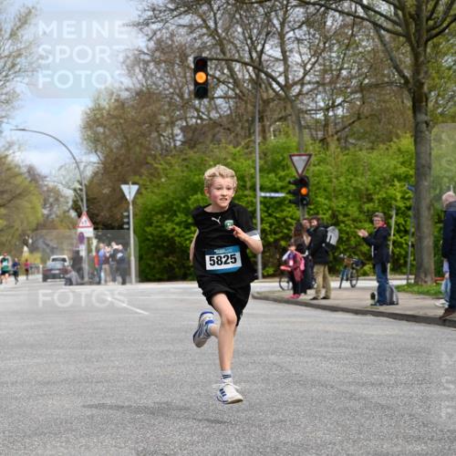12.04.2026 - 45. Internationalen Wilhelmsburger Insellauf J. Mangold http://msf.ph/oto/9508060 12.04.2026 12:50:53 Ziel 5530, 5825, 5411, 4282, 3982, 3925, 5595, 2959, 5860 meine-sportfotos.de