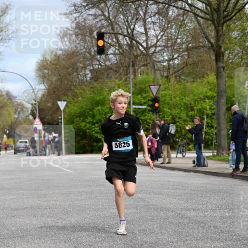 12.04.2026 - 45. Internationalen Wilhelmsburger Insellauf J. Mangold http://msf.ph/oto/9508061 12.04.2026 12:50:53 Ziel 5530, 5825, 5411, 4282, 3982, 3925, 5595, 2959, 5860 meine-sportfotos.de