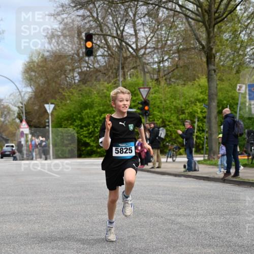 12.04.2026 - 45. Internationalen Wilhelmsburger Insellauf J. Mangold http://msf.ph/oto/9508062 12.04.2026 12:50:53 Ziel 5530, 5825, 5411, 4282, 3982, 3925, 5595, 2959, 5860 meine-sportfotos.de