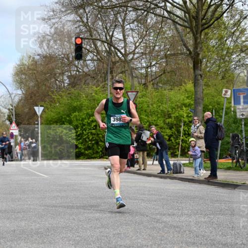 12.04.2026 - 45. Internationalen Wilhelmsburger Insellauf J. Mangold http://msf.ph/oto/9508074 12.04.2026 12:51:07 Ziel 4282, 3982, 3925, 5595, 5595, 2959, 5860, 4110, 5307 meine-sportfotos.de