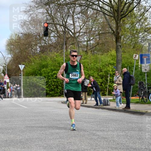 12.04.2026 - 45. Internationalen Wilhelmsburger Insellauf J. Mangold http://msf.ph/oto/9508075 12.04.2026 12:51:07 Ziel 4282, 3982, 3925, 5595, 5595, 2959, 5860, 4110, 5307 meine-sportfotos.de