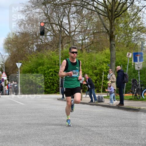 12.04.2026 - 45. Internationalen Wilhelmsburger Insellauf J. Mangold http://msf.ph/oto/9508076 12.04.2026 12:51:07 Ziel 4282, 3982, 3925, 5595, 5595, 2959, 5860, 4110, 5307 meine-sportfotos.de