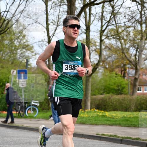 12.04.2026 - 45. Internationalen Wilhelmsburger Insellauf J. Mangold http://msf.ph/oto/9508091 12.04.2026 12:51:08 Ziel 4282, 3982, 3925, 5595, 2959, 5860, 4110, 5307, 5809 meine-sportfotos.de