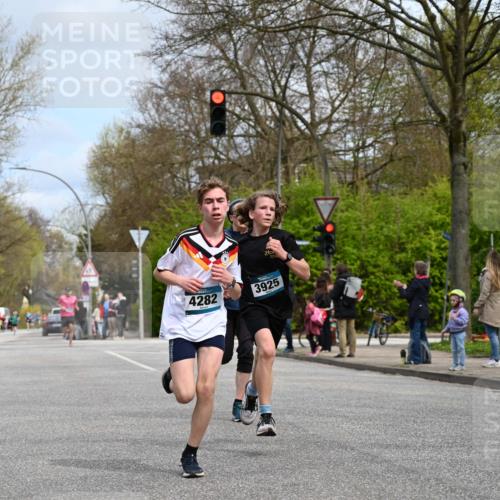 12.04.2026 - 45. Internationalen Wilhelmsburger Insellauf J. Mangold http://msf.ph/oto/9508096 12.04.2026 12:51:13 Ziel 4282, 3982, 3925, 5595, 2959, 2959, 5860, 4110, 5307, 5809, 5326, 2787, 5627 meine-sportfotos.de