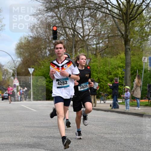 12.04.2026 - 45. Internationalen Wilhelmsburger Insellauf J. Mangold http://msf.ph/oto/9508099 12.04.2026 12:51:13 Ziel 4282, 3982, 3925, 5595, 2959, 2959, 5860, 4110, 5307, 5809, 5326, 2787, 5627 meine-sportfotos.de