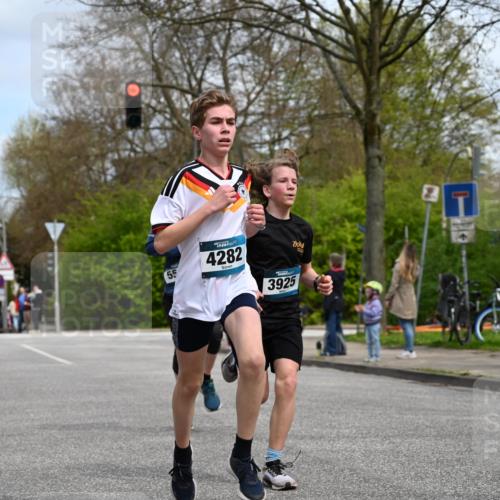 12.04.2026 - 45. Internationalen Wilhelmsburger Insellauf J. Mangold http://msf.ph/oto/9508102 12.04.2026 12:51:14 Ziel 4282, 3982, 3925, 5595, 2959, 5860, 4110, 5307, 5809, 5326, 2787, 5627 meine-sportfotos.de