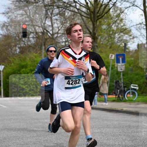 12.04.2026 - 45. Internationalen Wilhelmsburger Insellauf J. Mangold http://msf.ph/oto/9508105 12.04.2026 12:51:14 Ziel 4282, 3982, 3925, 5595, 2959, 5860, 4110, 5307, 5809, 5326, 2787, 5627 meine-sportfotos.de