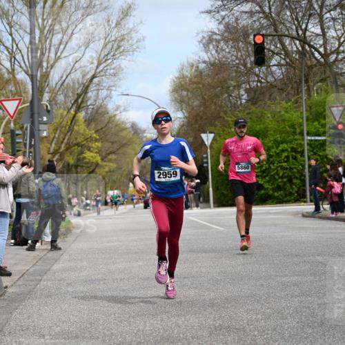 12.04.2026 - 45. Internationalen Wilhelmsburger Insellauf J. Mangold http://msf.ph/oto/9508121 12.04.2026 12:51:21 Ziel 4282, 3982, 3925, 5595, 2959, 5860, 4110, 5307, 4110, 5307, 5809, 5326, 5326, 2787, 5627, 5493, 4560, 2779 meine-sportfotos.de