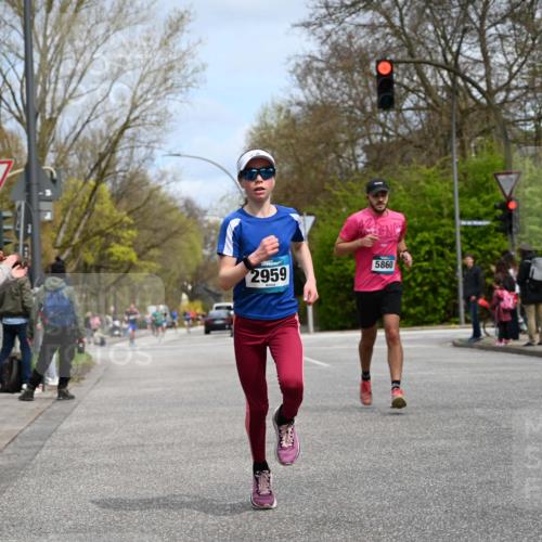 12.04.2026 - 45. Internationalen Wilhelmsburger Insellauf J. Mangold http://msf.ph/oto/9508125 12.04.2026 12:51:21 Ziel 4282, 3982, 3925, 5595, 2959, 5860, 4110, 5307, 4110, 5307, 5809, 5326, 5326, 2787, 5627, 5493, 4560, 2779 meine-sportfotos.de