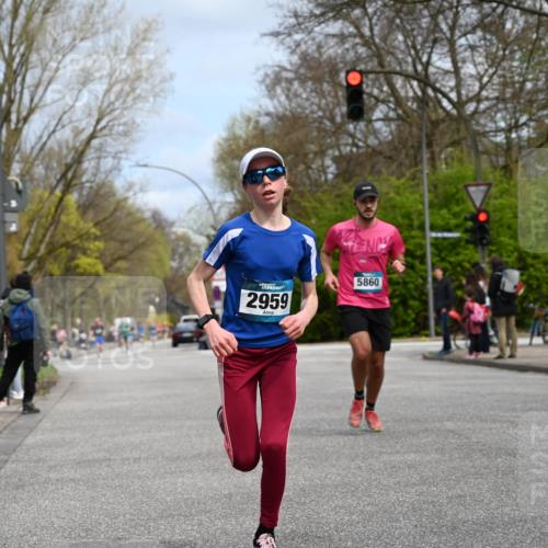 12.04.2026 - 45. Internationalen Wilhelmsburger Insellauf J. Mangold http://msf.ph/oto/9508128 12.04.2026 12:51:21 Ziel 4282, 3982, 3925, 5595, 2959, 5860, 4110, 5307, 4110, 5307, 5809, 5326, 5326, 2787, 5627, 5493, 4560, 2779 meine-sportfotos.de