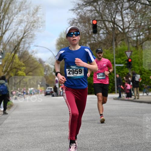 12.04.2026 - 45. Internationalen Wilhelmsburger Insellauf J. Mangold http://msf.ph/oto/9508130 12.04.2026 12:51:21 Ziel 4282, 3982, 3925, 5595, 2959, 5860, 4110, 5307, 4110, 5307, 5809, 5326, 5326, 2787, 5627, 5493, 4560, 2779 meine-sportfotos.de