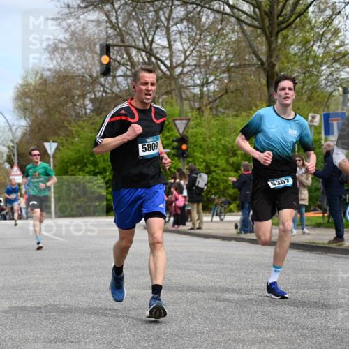 12.04.2026 - 45. Internationalen Wilhelmsburger Insellauf J. Mangold http://msf.ph/oto/9508150 12.04.2026 12:51:37 Ziel 2959, 5860, 4110, 5307, 5809, 5326, 2787, 5627, 5493, 4560, 2779, 3903, 5479, 5797, 5797, 4529, 5758, 2033 meine-sportfotos.de