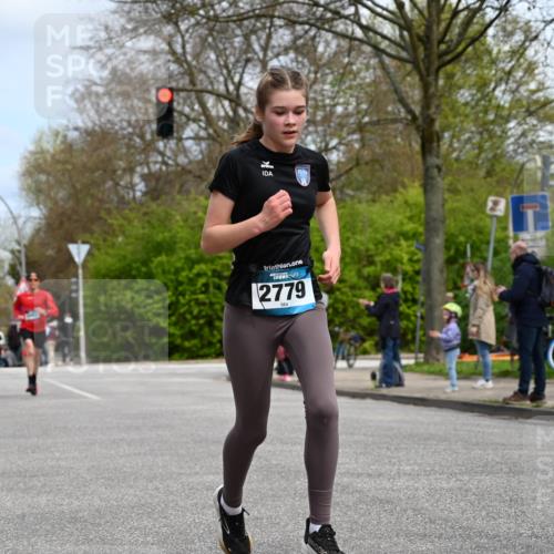 12.04.2026 - 45. Internationalen Wilhelmsburger Insellauf J. Mangold http://msf.ph/oto/9508191 12.04.2026 12:51:49 Ziel 5809, 5326, 2787, 5627, 5493, 4560, 2779, 3903, 5479, 5797, 5797, 4529, 5758, 2033, 4571, 2414, 4609 meine-sportfotos.de