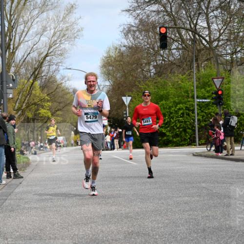 12.04.2026 - 45. Internationalen Wilhelmsburger Insellauf J. Mangold http://msf.ph/oto/9508201 12.04.2026 12:51:51 Ziel 5809, 5326, 2787, 5627, 5493, 4560, 2779, 3903, 5479, 5797, 4529, 5758, 2033, 4571, 2414, 4609 meine-sportfotos.de