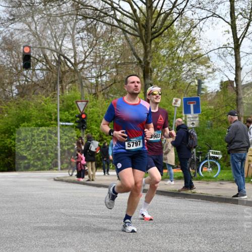 12.04.2026 - 45. Internationalen Wilhelmsburger Insellauf J. Mangold http://msf.ph/oto/9508225 12.04.2026 12:51:56 Ziel 5809, 5326, 2787, 5627, 5493, 4560, 2779, 3903, 5479, 5797, 4529, 5758, 2033, 4571, 2414, 4609, 5779 meine-sportfotos.de