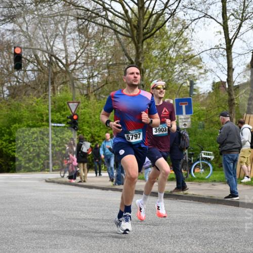 12.04.2026 - 45. Internationalen Wilhelmsburger Insellauf J. Mangold http://msf.ph/oto/9508226 12.04.2026 12:51:56 Ziel 5809, 5326, 2787, 5627, 5493, 4560, 2779, 3903, 5479, 5797, 4529, 5758, 2033, 4571, 2414, 4609, 5779 meine-sportfotos.de