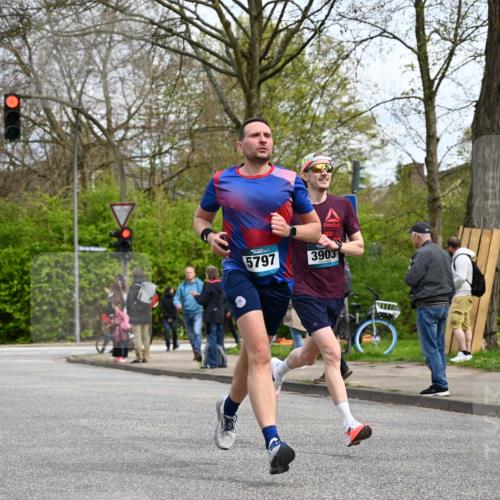 12.04.2026 - 45. Internationalen Wilhelmsburger Insellauf J. Mangold http://msf.ph/oto/9508227 12.04.2026 12:51:56 Ziel 5809, 5326, 2787, 5627, 5493, 4560, 2779, 3903, 5479, 5797, 4529, 5758, 2033, 4571, 2414, 4609, 5779 meine-sportfotos.de