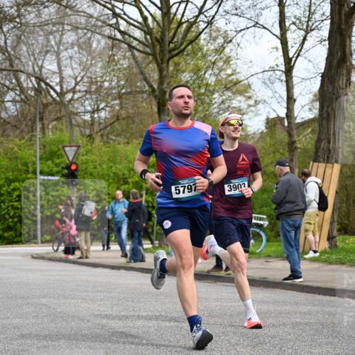 12.04.2026 - 45. Internationalen Wilhelmsburger Insellauf J. Mangold http://msf.ph/oto/9508228 12.04.2026 12:51:56 Ziel 5809, 5326, 2787, 5627, 5493, 4560, 2779, 3903, 5479, 5797, 4529, 5758, 2033, 4571, 2414, 4609, 5779 meine-sportfotos.de