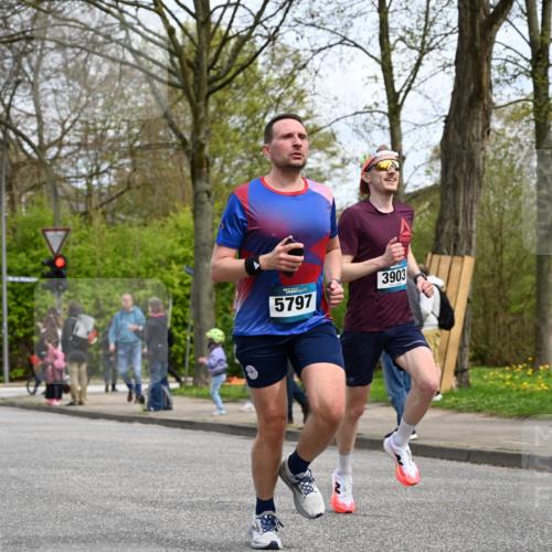 12.04.2026 - 45. Internationalen Wilhelmsburger Insellauf J. Mangold http://msf.ph/oto/9508230 12.04.2026 12:51:56 Ziel 5809, 5326, 2787, 5627, 5493, 4560, 2779, 3903, 5479, 5797, 4529, 5758, 2033, 4571, 2414, 4609, 5779 meine-sportfotos.de
