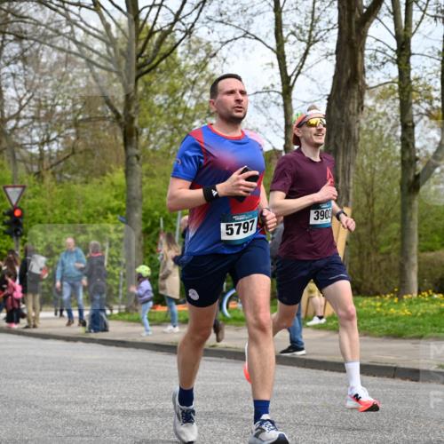 12.04.2026 - 45. Internationalen Wilhelmsburger Insellauf J. Mangold http://msf.ph/oto/9508231 12.04.2026 12:51:56 Ziel 5809, 5326, 2787, 5627, 5493, 4560, 2779, 3903, 5479, 5797, 4529, 5758, 2033, 4571, 2414, 4609, 5779 meine-sportfotos.de