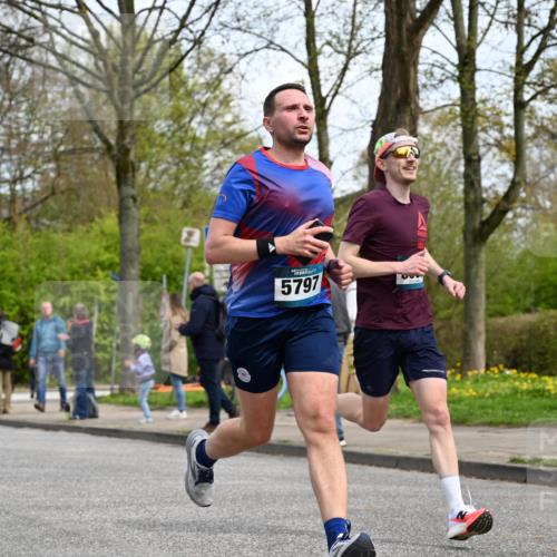 12.04.2026 - 45. Internationalen Wilhelmsburger Insellauf J. Mangold http://msf.ph/oto/9508232 12.04.2026 12:51:56 Ziel 5809, 5326, 2787, 5627, 5493, 4560, 2779, 3903, 5479, 5797, 4529, 5758, 2033, 4571, 2414, 4609, 5779 meine-sportfotos.de