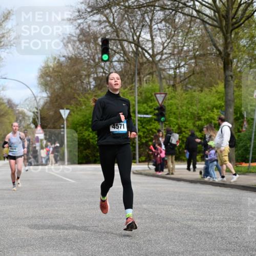 12.04.2026 - 45. Internationalen Wilhelmsburger Insellauf J. Mangold http://msf.ph/oto/9508278 12.04.2026 12:52:15 Ziel 4529, 5758, 2033, 4571, 2414, 4609, 5779, 4346 meine-sportfotos.de