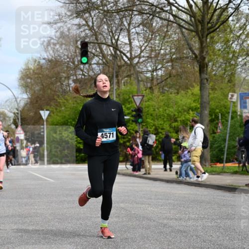 12.04.2026 - 45. Internationalen Wilhelmsburger Insellauf J. Mangold http://msf.ph/oto/9508280 12.04.2026 12:52:15 Ziel 4529, 5758, 2033, 4571, 2414, 4609, 5779, 4346 meine-sportfotos.de