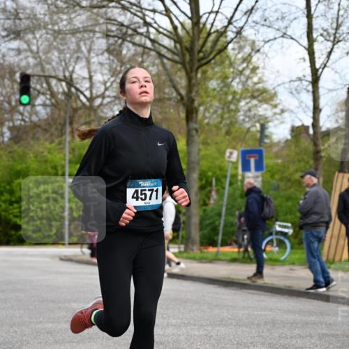 12.04.2026 - 45. Internationalen Wilhelmsburger Insellauf J. Mangold http://msf.ph/oto/9508288 12.04.2026 12:52:16 Ziel 4529, 5758, 2033, 4571, 2414, 4609, 5779, 4346 meine-sportfotos.de