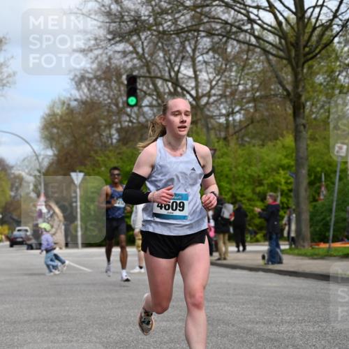 12.04.2026 - 45. Internationalen Wilhelmsburger Insellauf J. Mangold http://msf.ph/oto/9508309 12.04.2026 12:52:18 Ziel 5758, 2033, 4571, 2414, 4609, 5779, 4346, 5763 meine-sportfotos.de