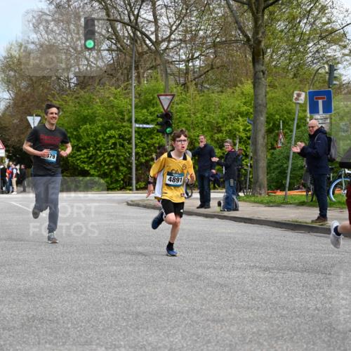 12.04.2026 - 45. Internationalen Wilhelmsburger Insellauf J. Mangold http://msf.ph/oto/9508406 12.04.2026 12:52:56 Ziel 5763, 2896, 5621, 4879, 4891, 5127, 2218, 4183, 3749, 3160, 5628, 5447, 5464, 5358, 5358 meine-sportfotos.de