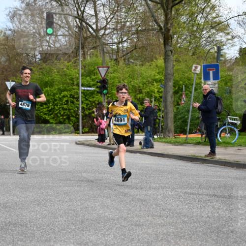 12.04.2026 - 45. Internationalen Wilhelmsburger Insellauf J. Mangold http://msf.ph/oto/9508408 12.04.2026 12:52:57 Ziel 5763, 2896, 5621, 4879, 4891, 5127, 2218, 4183, 3749, 3749, 3160, 5628, 5447, 5464, 5358 meine-sportfotos.de