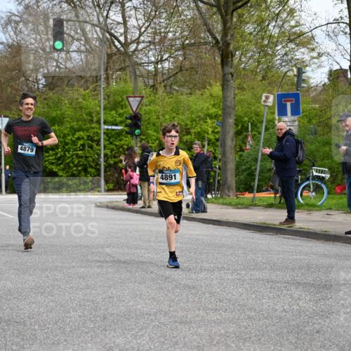 12.04.2026 - 45. Internationalen Wilhelmsburger Insellauf J. Mangold http://msf.ph/oto/9508409 12.04.2026 12:52:57 Ziel 5763, 2896, 5621, 4879, 4891, 5127, 2218, 4183, 3749, 3749, 3160, 5628, 5447, 5464, 5358 meine-sportfotos.de