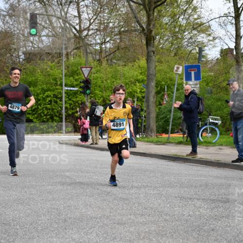 12.04.2026 - 45. Internationalen Wilhelmsburger Insellauf J. Mangold http://msf.ph/oto/9508410 12.04.2026 12:52:57 Ziel 5763, 2896, 5621, 4879, 4891, 5127, 2218, 4183, 3749, 3749, 3160, 5628, 5447, 5464, 5358 meine-sportfotos.de