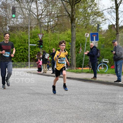12.04.2026 - 45. Internationalen Wilhelmsburger Insellauf J. Mangold http://msf.ph/oto/9508411 12.04.2026 12:52:57 Ziel 5763, 2896, 5621, 4879, 4891, 5127, 2218, 4183, 3749, 3749, 3160, 5628, 5447, 5464, 5358 meine-sportfotos.de