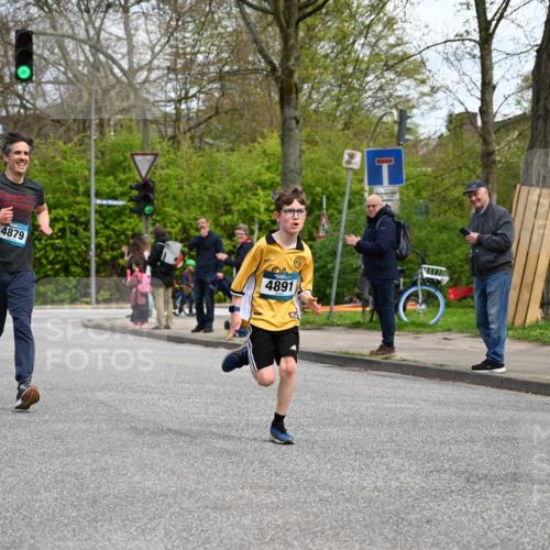 12.04.2026 - 45. Internationalen Wilhelmsburger Insellauf J. Mangold http://msf.ph/oto/9508413 12.04.2026 12:52:57 Ziel 5763, 2896, 5621, 4879, 4891, 5127, 2218, 4183, 3749, 3749, 3160, 5628, 5447, 5464, 5358 meine-sportfotos.de
