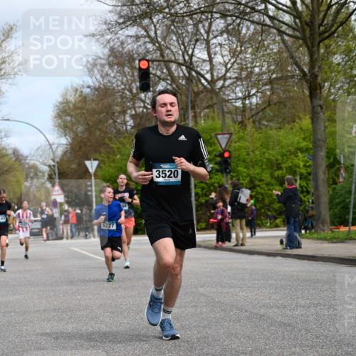 12.04.2026 - 45. Internationalen Wilhelmsburger Insellauf J. Mangold http://msf.ph/oto/9508517 12.04.2026 12:53:37 Ziel 3293, 4317, 5227, 3294, 3520, 5143, 5754, 4592, 4455, 4037, 4455, 4037, 5784, 5785, 4658, 5787, 3254, 5788, 5788, 3000, 4823, 5743 meine-sportfotos.de