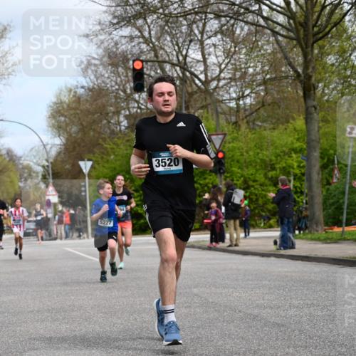 12.04.2026 - 45. Internationalen Wilhelmsburger Insellauf J. Mangold http://msf.ph/oto/9508518 12.04.2026 12:53:37 Ziel 3293, 4317, 5227, 3294, 3520, 5143, 5754, 4592, 4455, 4037, 4455, 4037, 5784, 5785, 4658, 5787, 3254, 5788, 5788, 3000, 4823, 5743 meine-sportfotos.de
