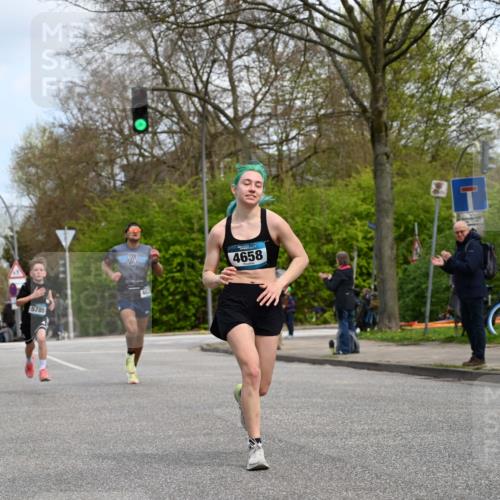 12.04.2026 - 45. Internationalen Wilhelmsburger Insellauf J. Mangold http://msf.ph/oto/9508598 12.04.2026 12:53:48 Ziel 3293, 4317, 5227, 3294, 3520, 5143, 5754, 4592, 4455, 4037, 5784, 5785, 4658, 5787, 3254, 3254, 5788, 3000, 4823, 5743, 4924, 5630, 5858, 3661, 2852, 2085 meine-sportfotos.de
