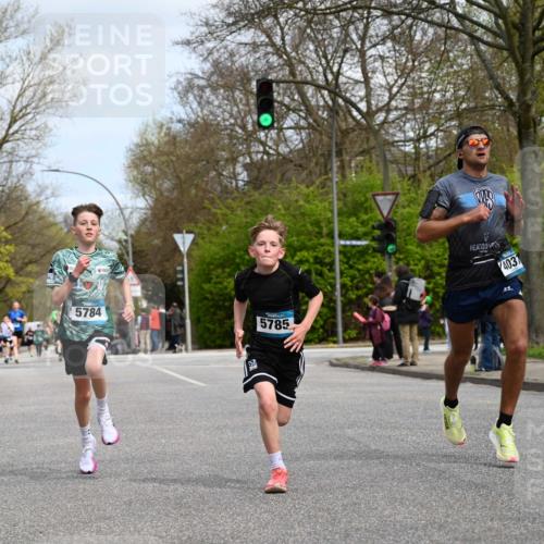 12.04.2026 - 45. Internationalen Wilhelmsburger Insellauf J. Mangold http://msf.ph/oto/9508608 12.04.2026 12:53:50 Ziel 4317, 5227, 3294, 3520, 5143, 5754, 4592, 4455, 4037, 5784, 5785, 4658, 5787, 3254, 5788, 3000, 4823, 5743, 4924, 5630, 5858, 3661, 2852, 2085 meine-sportfotos.de