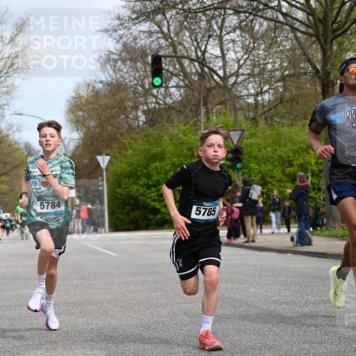 12.04.2026 - 45. Internationalen Wilhelmsburger Insellauf J. Mangold http://msf.ph/oto/9508612 12.04.2026 12:53:50 Ziel 4317, 5227, 3294, 3520, 5143, 5754, 4592, 4455, 4037, 5784, 5785, 4658, 5787, 3254, 5788, 3000, 4823, 5743, 4924, 5630, 5858, 3661, 2852, 2085 meine-sportfotos.de
