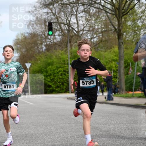 12.04.2026 - 45. Internationalen Wilhelmsburger Insellauf J. Mangold http://msf.ph/oto/9508615 12.04.2026 12:53:50 Ziel 4317, 5227, 3294, 3520, 5143, 5754, 4592, 4455, 4037, 5784, 5785, 4658, 5787, 3254, 5788, 3000, 4823, 5743, 4924, 5630, 5858, 3661, 2852, 2085 meine-sportfotos.de