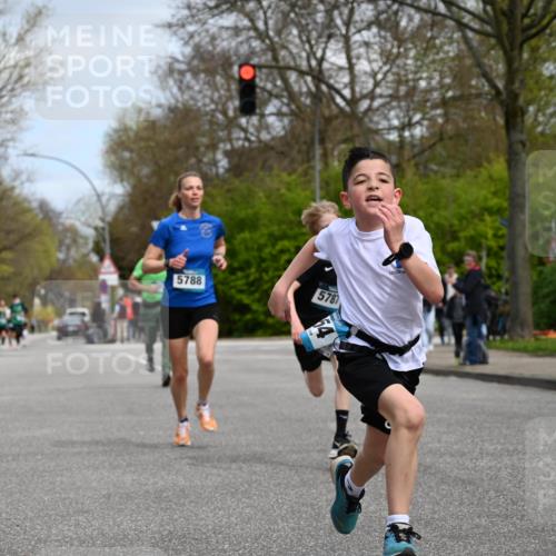 12.04.2026 - 45. Internationalen Wilhelmsburger Insellauf J. Mangold http://msf.ph/oto/9508631 12.04.2026 12:53:58 Ziel 5754, 4592, 4455, 4037, 5784, 5785, 4658, 5787, 3254, 5788, 3000, 4823, 5743, 4924, 5630, 5858, 3661, 2852, 3661, 2852, 2085, 5016 meine-sportfotos.de