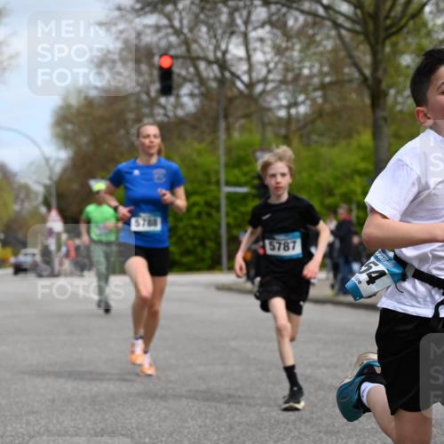 12.04.2026 - 45. Internationalen Wilhelmsburger Insellauf J. Mangold http://msf.ph/oto/9508635 12.04.2026 12:53:58 Ziel 5754, 4592, 4455, 4037, 5784, 5785, 4658, 5787, 3254, 5788, 3000, 4823, 5743, 4924, 5630, 5858, 3661, 2852, 3661, 2852, 2085, 5016 meine-sportfotos.de