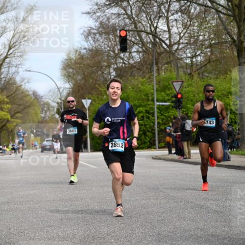 12.04.2026 - 45. Internationalen Wilhelmsburger Insellauf J. Mangold http://msf.ph/oto/9508679 12.04.2026 12:54:12 Ziel 3254, 5788, 3000, 4823, 5743, 4924, 5630, 5858, 3661, 2852, 2085, 5016, 3157, 5283, 3163, 4472, 5478 meine-sportfotos.de