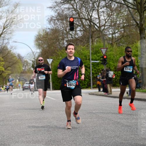 12.04.2026 - 45. Internationalen Wilhelmsburger Insellauf J. Mangold http://msf.ph/oto/9508680 12.04.2026 12:54:12 Ziel 3254, 5788, 3000, 4823, 5743, 4924, 5630, 5858, 3661, 2852, 2085, 5016, 3157, 5283, 3163, 4472, 5478 meine-sportfotos.de